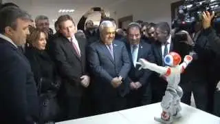Rövnəq Abdullayev robotu danışdırdı
