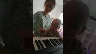 Елисей берет ноты и аккорды