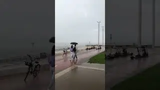Прячемся от дождя на автобусной остановке в Нижнем Новгороде