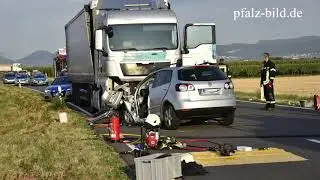 Ein Pressefotograf zeigt seine Fotos - Car & Truck Accident Compilation