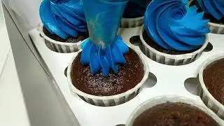 Капкейки. Как отсадить шапочки из крема на капкейки 🧁