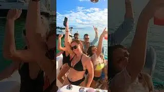 Sailing into Miami Vibes: 🌊🔥👯‍♀️ Yacht Parties with Miami's Finest Women!