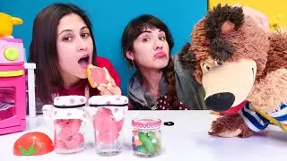 Oyun videoları! Oyuncak Koca Ayı bozulmuş salça yapıyor - Ayşe ve Ümit ile eğitici oyunlar