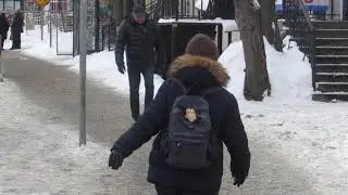 ПЬЯНАЯ ЖЕНЩИНА ШАТАЯСЬ ИДЕТ ПО УЛИЦЕ