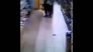Мальчик накакал в магазине, а мужик наступил.
