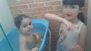 dando banho no meu irmão