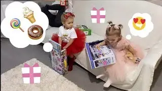 Катя и Лера открывают ПОДАРКИ! Видео для детей!