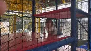 Мама играет вместе с детьми Игровой лабиринт в Макдональдс Clifton park NY MacDonald's