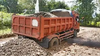 Mobil Truk//DumpTruk Amblas Jomplang Muatan Sirtu(Batu pasir).