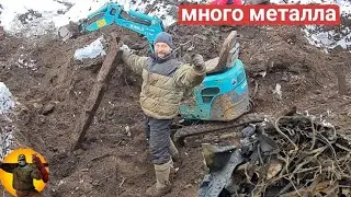 Металл лежит слоями . Коп металла экскаватором.