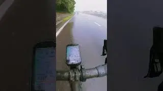 Sekarang ni musim hujan, teringat pulak dulu-dulu kayuh dalam hujan lebat selamba je