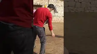 Dersimde çocuklar bir kış günü toprak damlı evlerin üstünde oynuyor