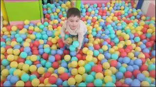Joaca în mingiuțe colorate