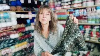 Начала вязать шаль с капюшоном .