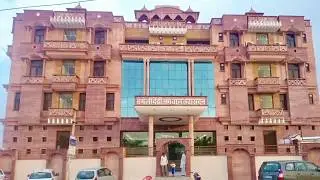 इस धर्मशाला के आगे 5 स्टार होटल भी फैल है । Chameli Devi Agarwal Sewa Sadan Dharamshala Salasar