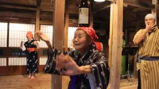 94-летняя бабушка танцует с бутылкой на голове. Окинава. Япония