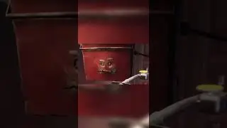 Ты смотри какой злой коробок с инструментами. 