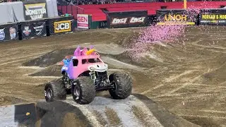 Sparkle Smash Freestyle | Anaheim CA 01/04/2025 | #MonsterJam #SparkleSmash