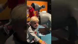 Малыш развлекается в музее Фроста. Какой самый интересный экспонат вы видели? #beachbaby #kids