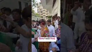 Shilpa Shetty distributes sweets to media. #e24 #bollywood #shilpashetty