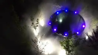 Rauch Kühltrichter mit Hochdrucknebel LED Düsen bei Nacht