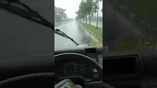 nyupir ditengah gerimis