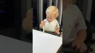 Голодный Малыш Дэвид ждет свою еду. Смешное детское видео!