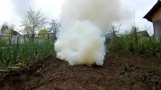 A smoke bomb or smoke bomb made from ammonium nitrate, sawdust and newspaper