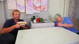 Случайно облил маму чаем теперь она меня выгоняет из дома бомжевать на улицу Отец приготовил плов
