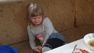 Как можно её есть👧🏻👎🏻Обидели Дарину, плачет