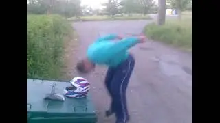 Bandymas galva pramušti šalmą