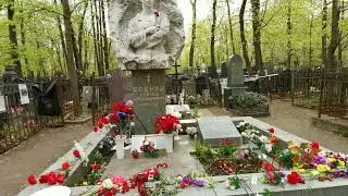ВАГАНЬКОВСКОЕ КЛАДБИЩЕ. Могила ОЛЕГА ДАЛЯ . Москва.