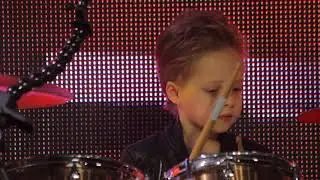 Никита Данько  5 лет барабаны. Skillet monster.Drummer