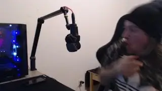 SPIDER SCARES STREAMER