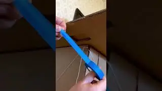 Встраиваю БЕСПРОВОДНУЮ ЗАРЯДКУ в бесплатный стол из картона и клея! #diy #shorts #инженер #юмор