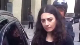 Lady Audi choca, atropella una persona y trata de huir.