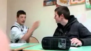 Grosse claque en plein cour la tête cogne le mur