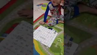 Агнесса складывает пазл, около 5 лет
