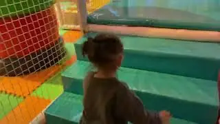 Айлин играет в детском развлекательном центре для детей, видео для детей