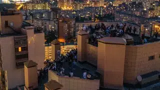 Более 100 человек на одной крыше. Это Питер! Алые паруса 2020