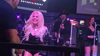Stefani Montiel Taking on the world/ Escandalo