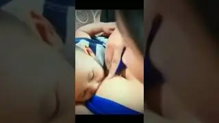 Ibu Muda Cantik Menyusui Bayi nya 
