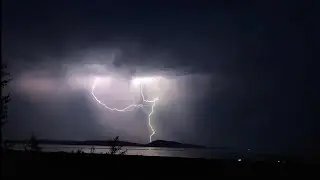Июльская гроза на озере.