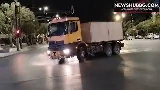 Продължава миенето на улици, тротоари и спирки във Варна