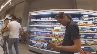 Билла, море просрочки. Пьяный гопник нападает на людей. Охранник передергивает затвор.