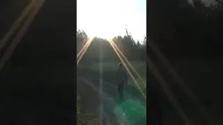 Чел идёт под крутую музыку
