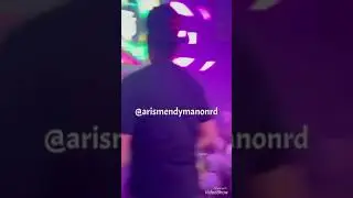 A Rochy le pone  la mamá de la mama en la discoteca cuando el iba a cantar