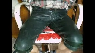 Kurze Lederhosen · Narziß aus Wyoming in engen Lederhosen · Von Quee und Jiggy ·  Clip 22