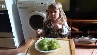 Маша с виноградом