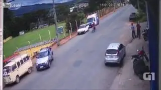 Мотоциклист выжил после страшной аварии